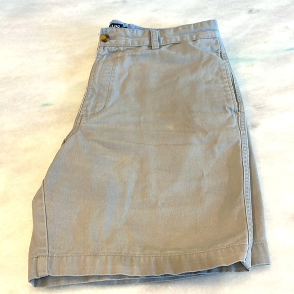 Chaps Men's Khaki Shorts Waist 34 inches flat front and 8 inch inseam - Picture 5 of 6